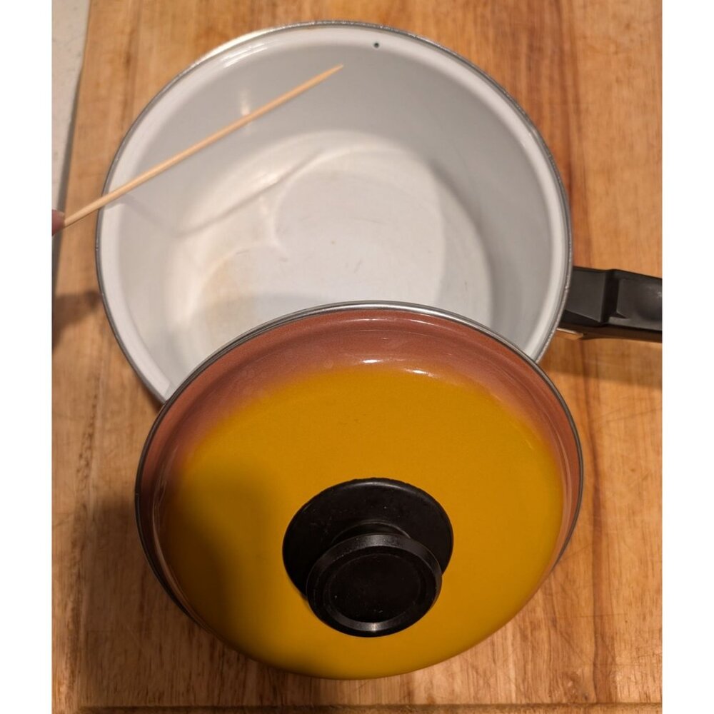 Vintage Strawberry Fields 2 Quart Enamel Cooking Pot with lid - Picture 5 of 16